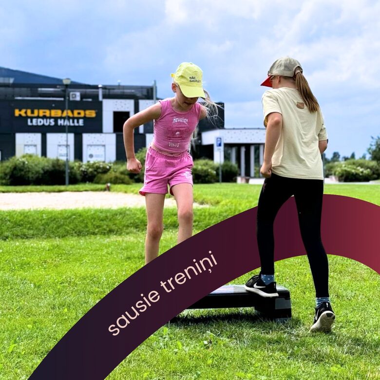 Sausie treniņi. Atkarībā no laikapstākļiem tiek organizēti iekštelpās vai laukā. VFS treniņu laikā tiek attīstīta sportista vispārējā fiziskā sagatavotība, savukārt SFS treniņu laikā apgūti specifiski daiļslidošanas uzdevumi un elementu izpildes tehnika.